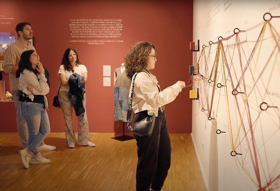 Visitants a l'exposició TROS DE DONA