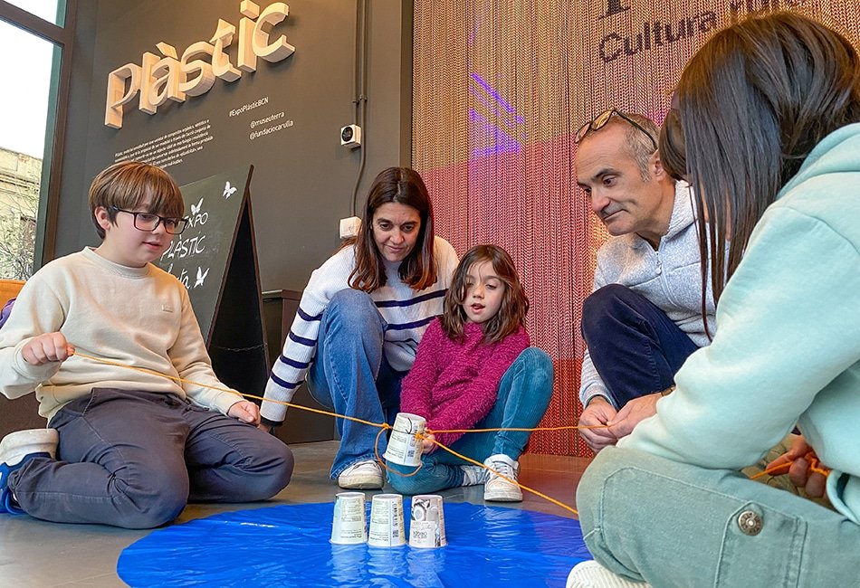 Taller fonoplàstica a l'exposició 'Plàstic. Genial o pervers?' a la Sala Barcelona del Museu Terra