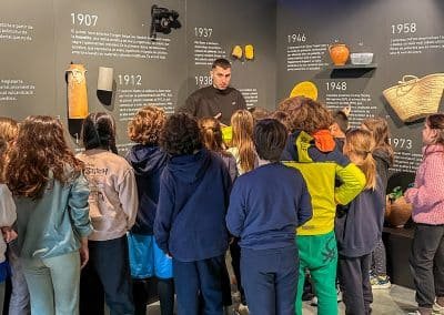 Visita escolar a l'exposició 'Plàstic. Genial o pervers?' a la Sala Barcelona del Museu Terra