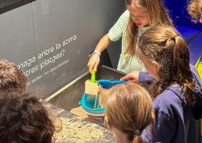 Visita escolar a l'exposició 'Plàstic. Genial o pervers?' a la Sala Barcelona del Museu Terra