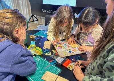 Visita escolar a l'exposició 'Plàstic. Genial o pervers?' a la Sala Barcelona del Museu Terra