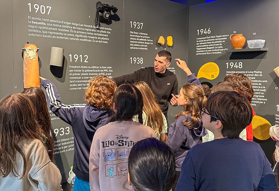 School visit to the exhibition 'Plastic. Brilliant or Perverse?' at Sala Barcelona – Museu Terra